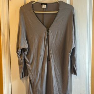 VENUS 3/4 ZIP TUNIC TOP GREY COLOR WITH GUNMETAL ZIPPER 3/4 SLEEVE
SIZE LARGE